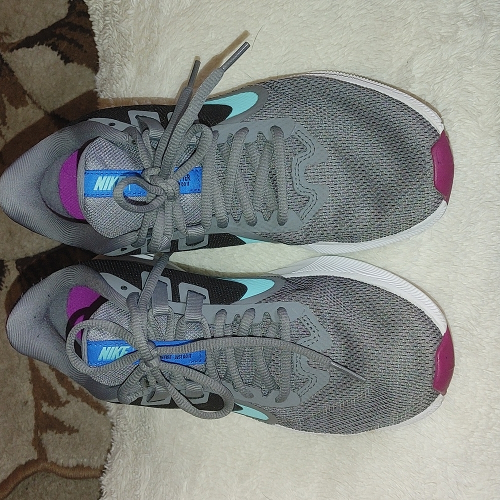 Nike tennis shoes - Picture 2 of 4